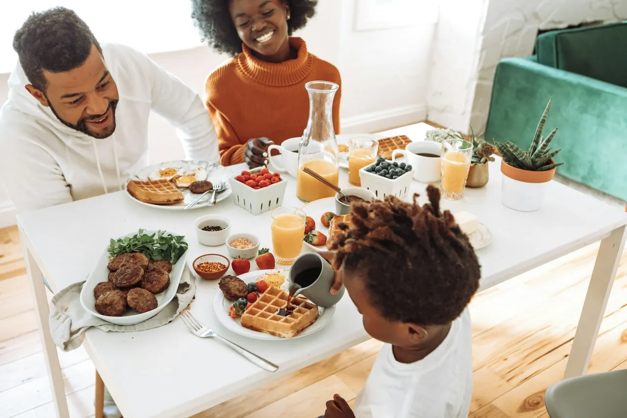 Un parent et son enfant préparent le petit-déjeuner ensemble